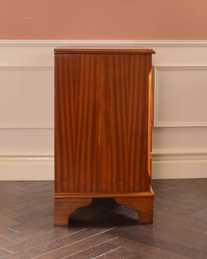 アンティークのチェスト　アンティーク家具　艶やかな４段チェスト、木目の美しいアンティーク英国家具。サイドから見ても絵になります。(m-584-f)