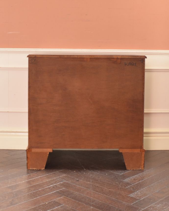 アンティークのチェスト　アンティーク家具　艶やかな４段チェスト、木目の美しいアンティーク英国家具。アンティークは新品ではないので、もちろん経年変化によるキズはありますが、専門の職人が目立たないようキレイにお直しをしているので、後姿までキレイです。(m-584-f)