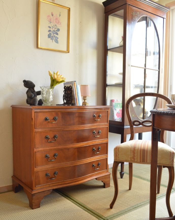 アンティークのチェスト　アンティーク家具　艶やかな４段チェスト、木目の美しいアンティーク英国家具。品のあるマホガニー材の木目。(m-584-f)