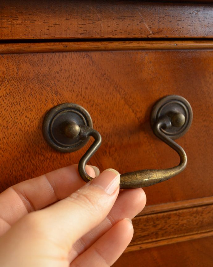 アンティークのチェスト　アンティーク家具　艶やかな４段チェスト、木目の美しいアンティーク英国家具。ハンドル形のオシャレな取っ手です。(m-584-f)