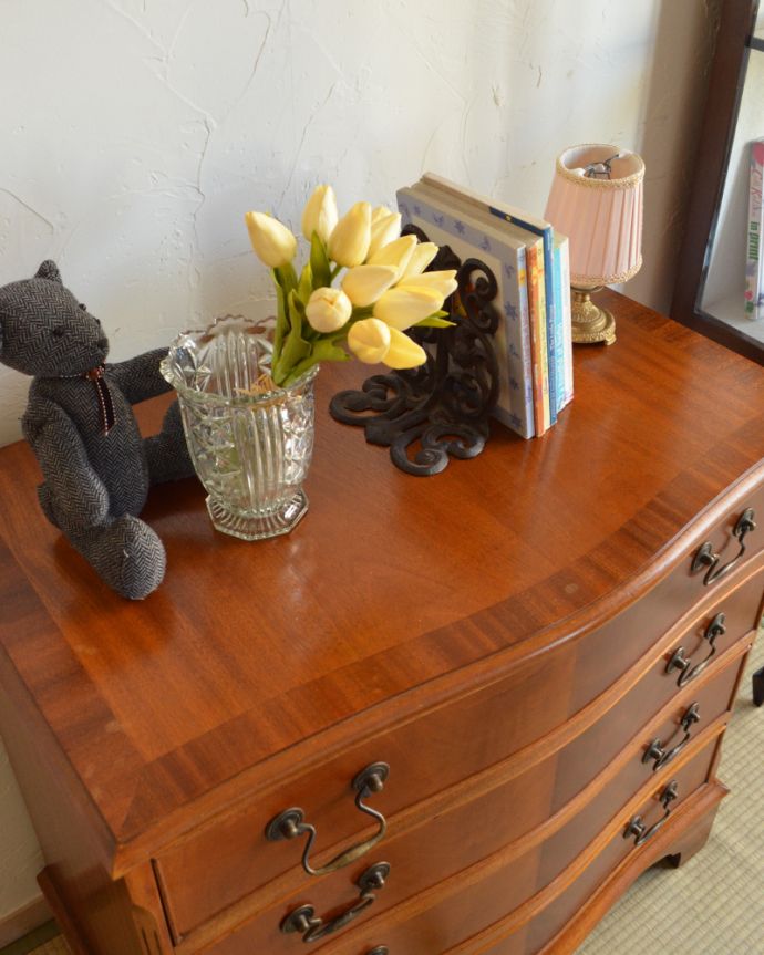 アンティークのチェスト　アンティーク家具　艶やかな４段チェスト、木目の美しいアンティーク英国家具。チェアの横に置けば、サイドテーブル代わりに。(m-584-f)