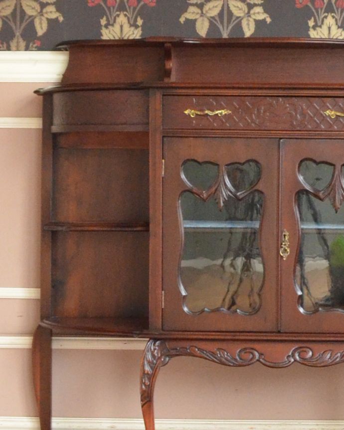 アンティークのキャビネット アンティーク家具 コンパクトなサイズも魅力!豪華なフランスアンティーク家具、パーラーキャビネット。リビングに、寝室に、客間に・・・どこでもお部屋の顔になる家具です!リッチな気分で心を満たしてくれます。(m-585-f)