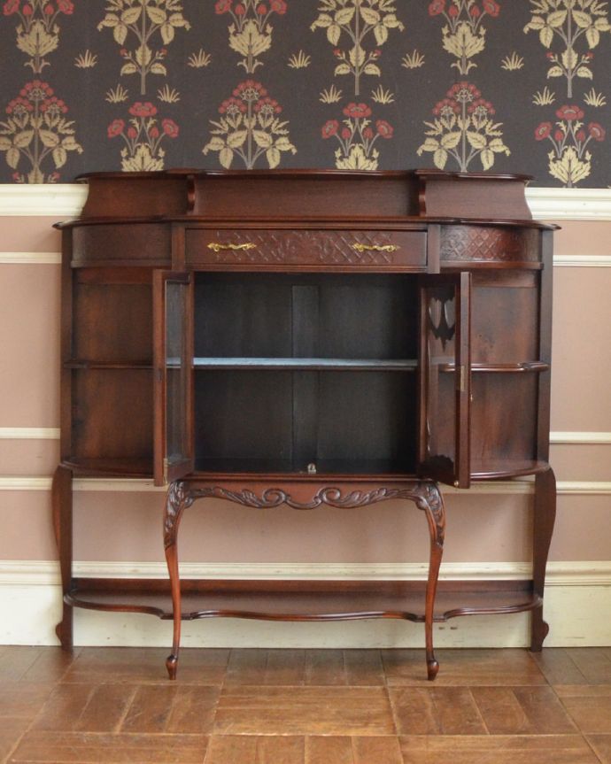 アンティークのキャビネット アンティーク家具 コンパクトなサイズも魅力!豪華なフランスアンティーク家具、パーラーキャビネット。扉を開くと、たっぷりの収納スペース。(m-585-f)