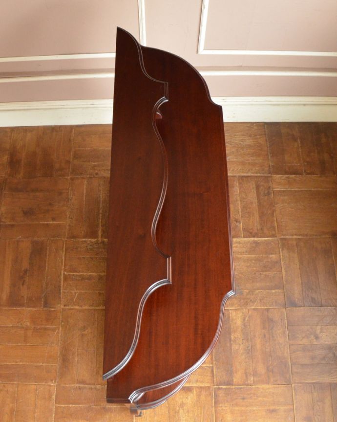 アンティークのキャビネット アンティーク家具 コンパクトなサイズも魅力!豪華なフランスアンティーク家具、パーラーキャビネット。広々した天板もキレイに塗装を仕上げました。(m-585-f)