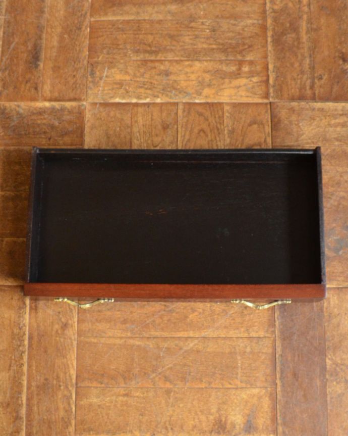 アンティークのキャビネット アンティーク家具 コンパクトなサイズも魅力!豪華なフランスアンティーク家具、パーラーキャビネット。広々した天板もキレイに塗装を仕上げました。(m-585-f)