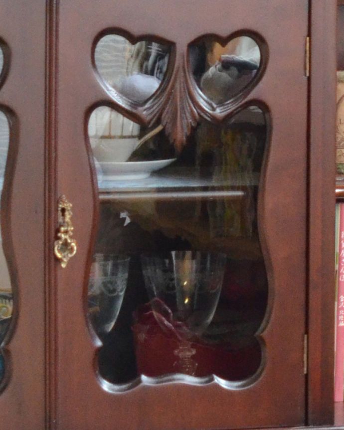 アンティークのキャビネット アンティーク家具 コンパクトなサイズも魅力!豪華なフランスアンティーク家具、パーラーキャビネット。美しくくり抜かれた扉にガラスがはめ込んであります。(m-585-f)