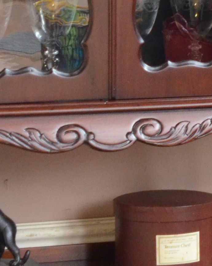 アンティークのキャビネット アンティーク家具 コンパクトなサイズも魅力!豪華なフランスアンティーク家具、パーラーキャビネット。羽をモチーフにした彫刻が優雅なデザインです。(m-585-f)