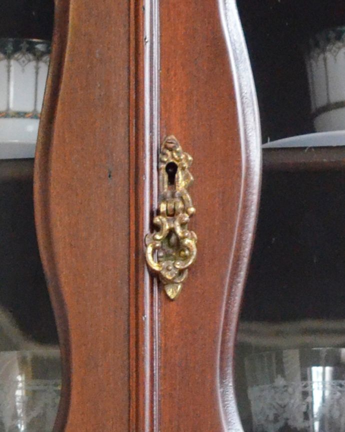 アンティークのキャビネット アンティーク家具 コンパクトなサイズも魅力!豪華なフランスアンティーク家具、パーラーキャビネット。ジュエリーの様な美しい取っ手です。(m-585-f)