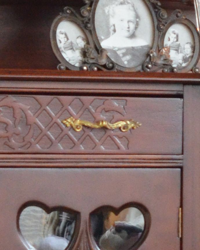 アンティークのキャビネット アンティーク家具 コンパクトなサイズも魅力!豪華なフランスアンティーク家具、パーラーキャビネット。引き出しの取っ手はハンドルタイプです。(m-585-f)