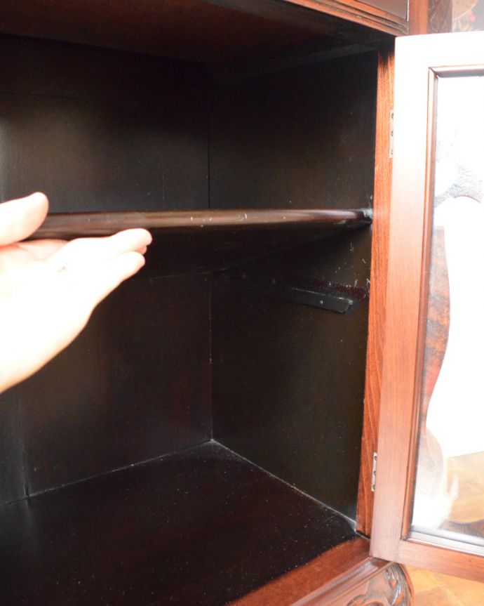 アンティークのキャビネット アンティーク家具 コンパクトなサイズも魅力!豪華なフランスアンティーク家具、パーラーキャビネット。棚板は可動です。(m-585-f)