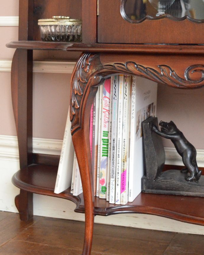 アンティークのキャビネット アンティーク家具 コンパクトなサイズも魅力!豪華なフランスアンティーク家具、パーラーキャビネット。場所をとりやすい料理本や子どもの絵本も入ります。(m-585-f)