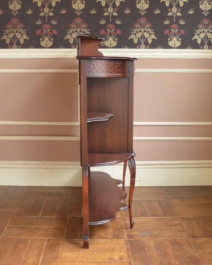 アンティークのキャビネット アンティーク家具 コンパクトなサイズも魅力!豪華なフランスアンティーク家具、パーラーキャビネット。サイドから見てもスッキリしています。(m-585-f)