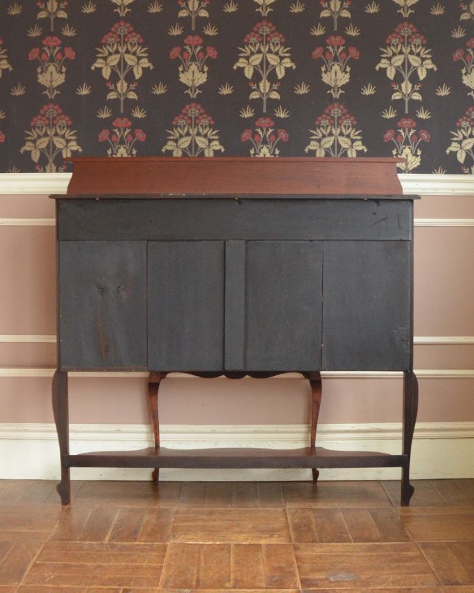 アンティークのキャビネット アンティーク家具 コンパクトなサイズも魅力!豪華なフランスアンティーク家具、パーラーキャビネット。アンティークは新品ではないので、もちろん経年変化によるキズはありますが、専門の職人が目立たないようキレイにお直しをしているので、後姿までキレイです。(m-585-f)