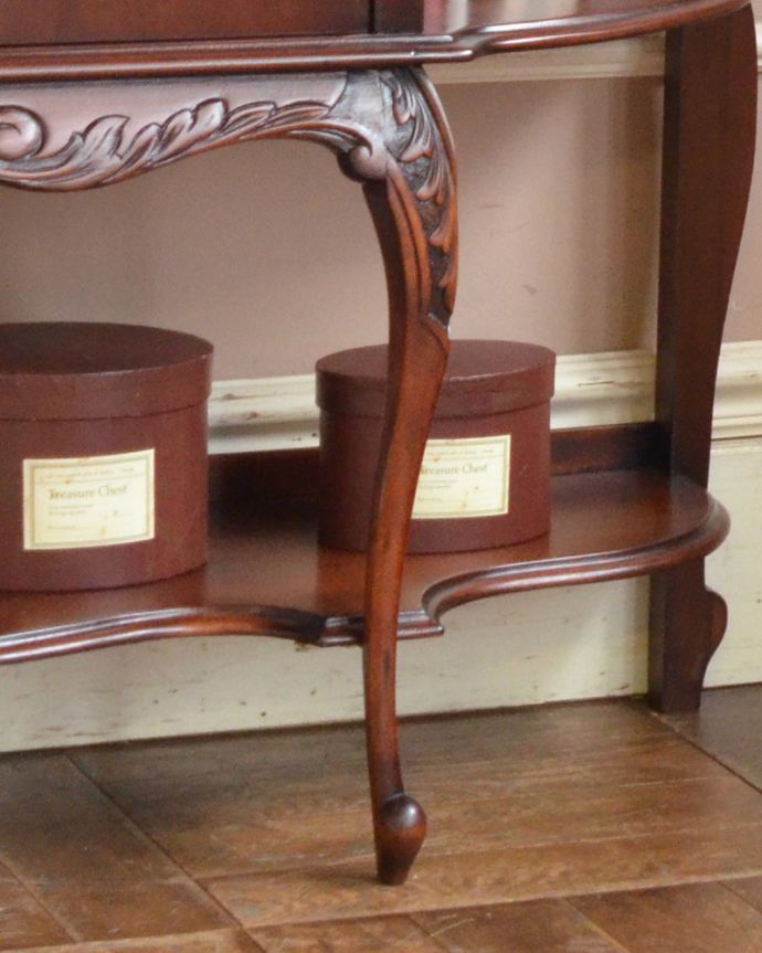 アンティークのキャビネット アンティーク家具 コンパクトなサイズも魅力!豪華なフランスアンティーク家具、パーラーキャビネット。安定感のある脚がしっかり支えます。(m-585-f)