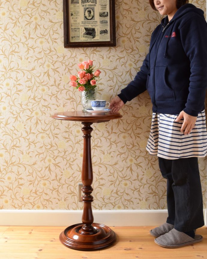 ロイドテーブル　アンティーク家具　スマートなフラワースタンド、キレイなアンティーク家具（プランツスタンド）。玄関で花器を飾ったり、ソファの前に持ってくれば、小粋なサイドテーブルに。(m-586-f)