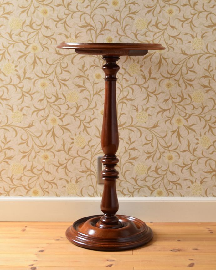 ロイドテーブル　アンティーク家具　スマートなフラワースタンド、キレイなアンティーク家具（プランツスタンド）。安定性があるので、花器を置くのにピッタリ！玄関やリビング、どこでも使えて絵になります。(m-586-f)