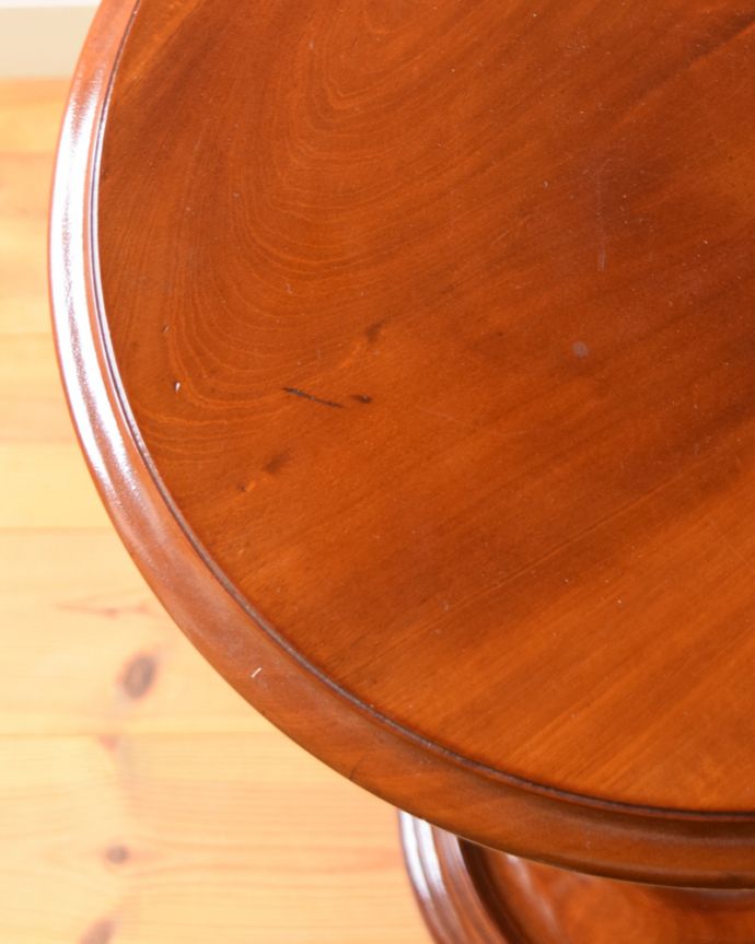 ロイドテーブル　アンティーク家具　スマートなフラワースタンド、キレイなアンティーク家具（プランツスタンド）。丸い天板なので、角がなく、小さなお子さまがいるお家でも安心してお使い頂けます。(m-586-f)