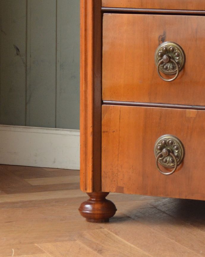 アンティークのチェスト　アンティーク家具　ウォルナット材の４段チェスト、英国輸入のアンティーク家具。しっかりチェストを支えます。(m-589-f)