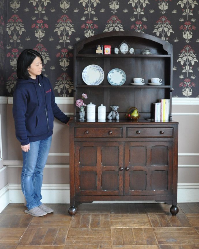 アンティークのキャビネット　アンティーク家具　オープンシェルフ付きの英国輸入家具、美しいアンティークドレッサー（食器棚） 。アンティークらしい重厚感がかっこいい家具。(m-592-f)