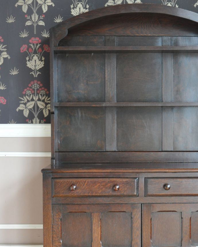 アンティークのキャビネット　アンティーク家具　オープンシェルフ付きの英国輸入家具、美しいアンティークドレッサー（食器棚） 。置いたのもがステキに見える飾り棚。(m-592-f)