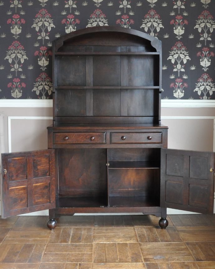 アンティークのキャビネット　アンティーク家具　オープンシェルフ付きの英国輸入家具、美しいアンティークドレッサー（食器棚） 。棚にはＤＶＤや辞書、マンガ、料理本を。(m-592-f)