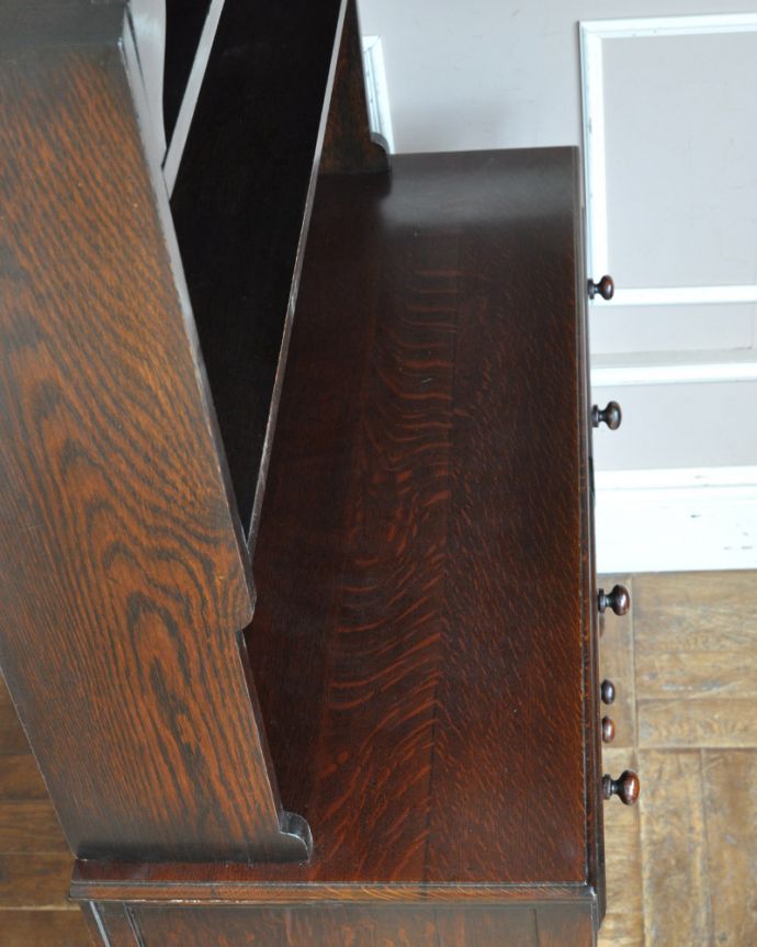 アンティークのキャビネット　アンティーク家具　オープンシェルフ付きの英国輸入家具、美しいアンティークドレッサー（食器棚） 。天板は広々としています。(m-592-f)