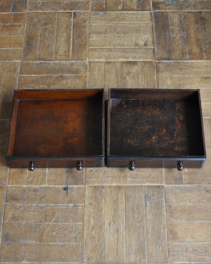 アンティークのキャビネット　アンティーク家具　オープンシェルフ付きの英国輸入家具、美しいアンティークドレッサー（食器棚） 。引き出しは全部で２杯。(m-592-f)