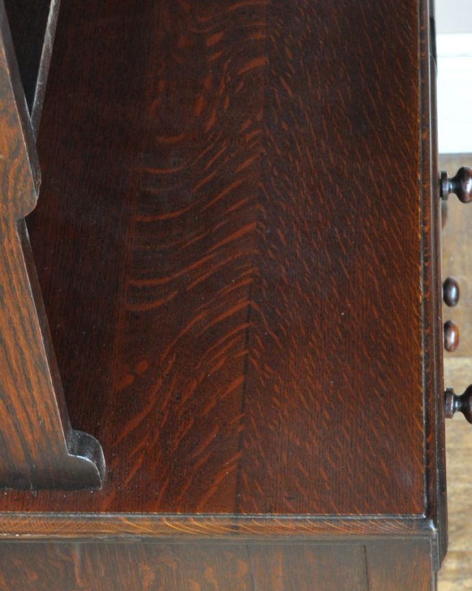 アンティークのキャビネット　アンティーク家具　オープンシェルフ付きの英国輸入家具、美しいアンティークドレッサー（食器棚） 。しっかりお直ししてありますので、長くお使いいただけます。(m-592-f)