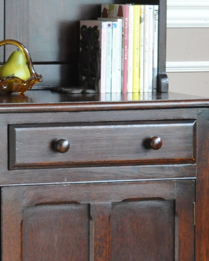 アンティークのキャビネット　アンティーク家具　オープンシェルフ付きの英国輸入家具、美しいアンティークドレッサー（食器棚） 。風合いがいい感じの取っ手。(m-592-f)