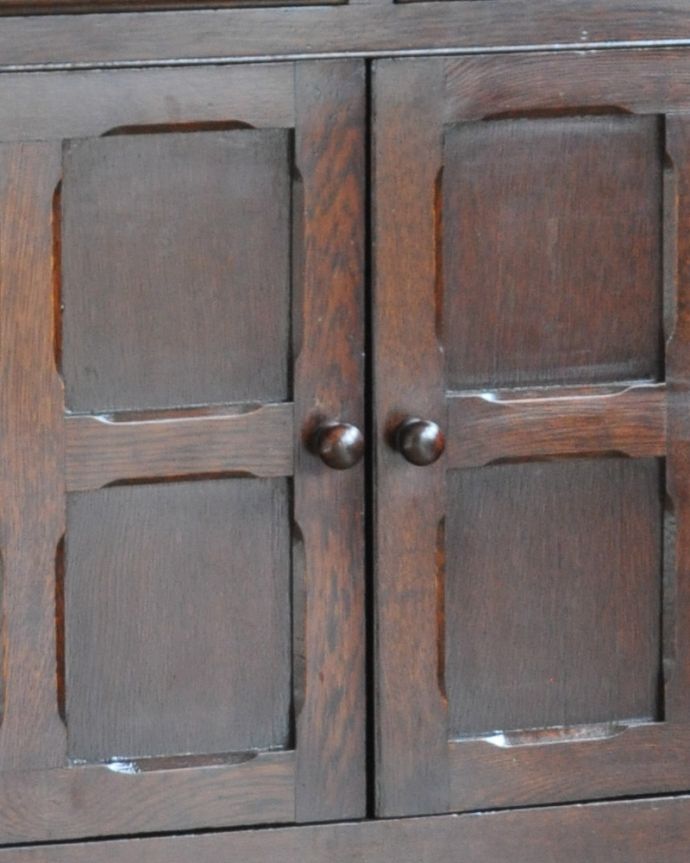 アンティークのキャビネット　アンティーク家具　オープンシェルフ付きの英国輸入家具、美しいアンティークドレッサー（食器棚） 。扉の取っ手も引き出しとお揃いです。(m-592-f)