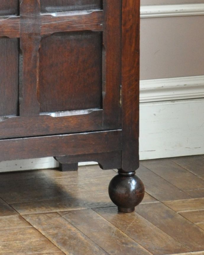 アンティークのキャビネット　アンティーク家具　オープンシェルフ付きの英国輸入家具、美しいアンティークドレッサー（食器棚） 。安定感のある脚がしっかり支えます。(m-592-f)