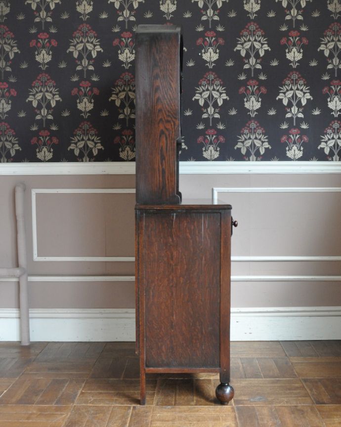 アンティークのキャビネット　アンティーク家具　オープンシェルフ付きの英国輸入家具、美しいアンティークドレッサー（食器棚） 。奥行きが浅いので、横から見るととてもスッキリとしていて圧迫感がありません。(m-592-f)