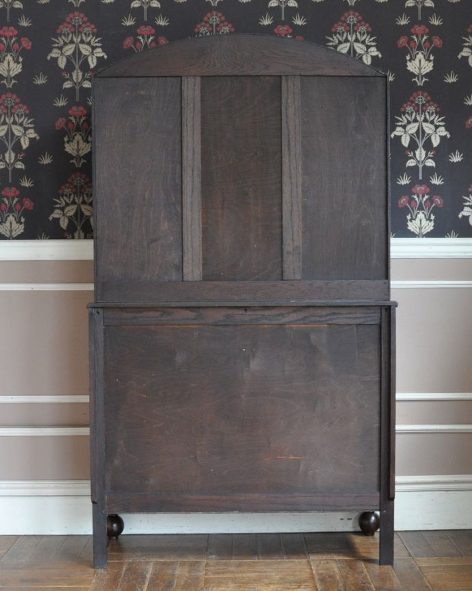 アンティークのキャビネット　アンティーク家具　オープンシェルフ付きの英国輸入家具、美しいアンティークドレッサー（食器棚） 。アンティークは新品ではないので、もちろん経年変化によるキズはありますが、専門の職人が目立たないようキレイにお直しをしているので、後姿までキレイです。(m-592-f)