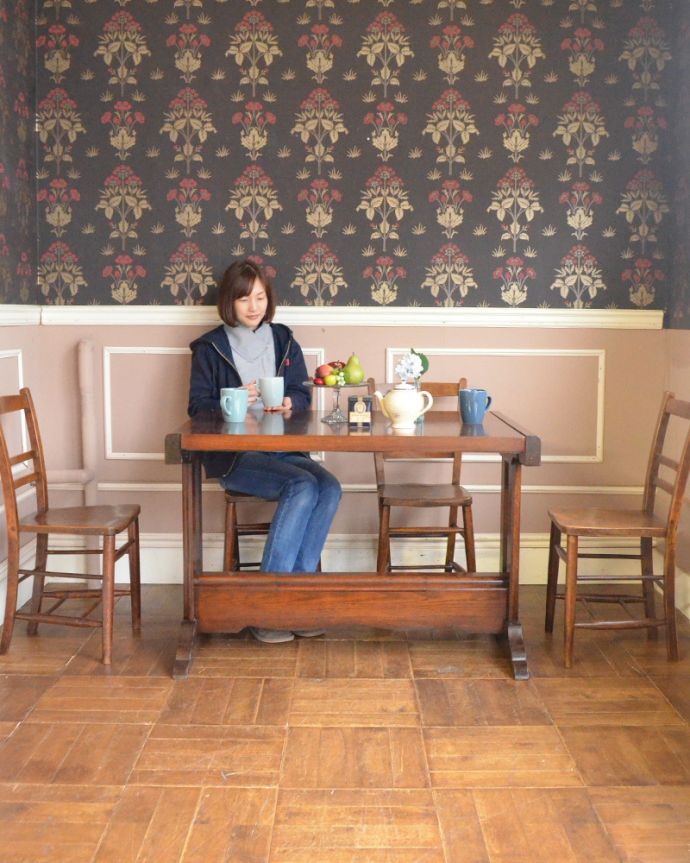 ロイドテーブル　アンティーク家具　ホーロー天板付き！オシャレなアンティークのベイキングテーブル（作業台）。大人２〜４人で使えるテーブルです。(m-593-f)