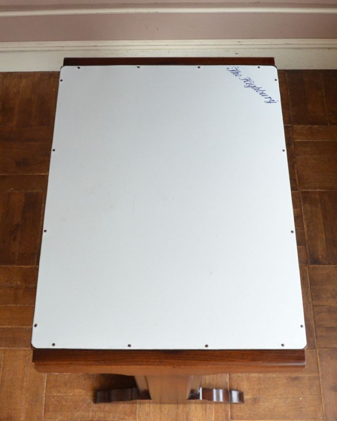 ロイドテーブル　アンティーク家具　ホーロー天板付き！オシャレなアンティークのベイキングテーブル（作業台）。天板をひっくり返すと、ホーローの板を貼った天板になります。(m-593-f)