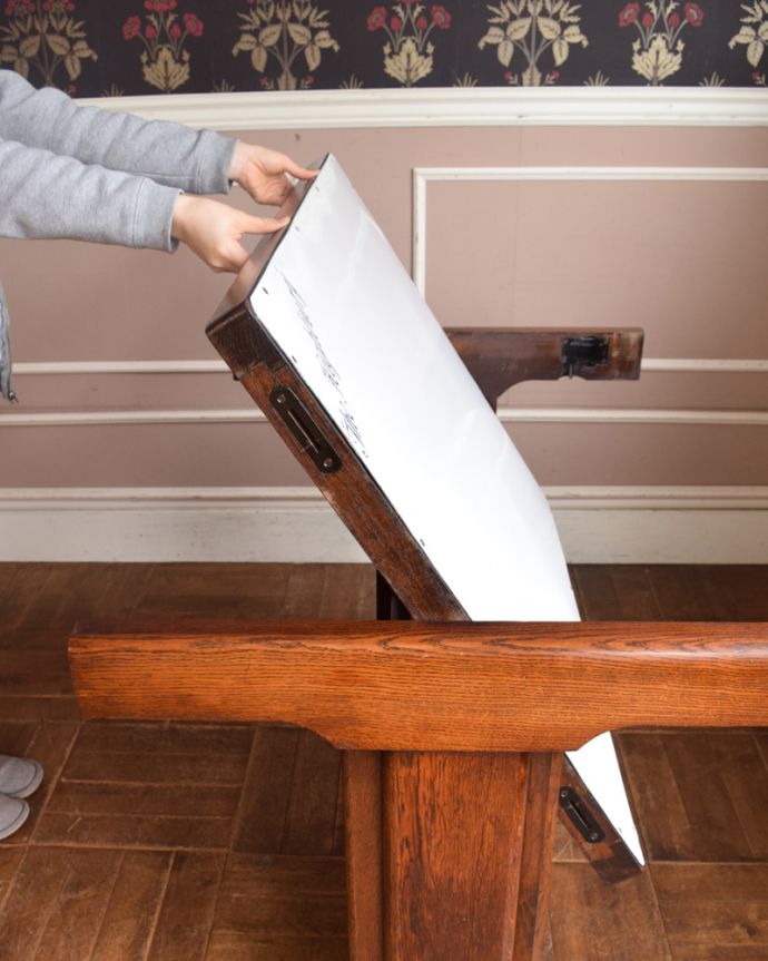 ロイドテーブル　アンティーク家具　ホーロー天板付き！オシャレなアンティークのベイキングテーブル（作業台）。クルッと天板が回転するタイプ。(m-593-f)