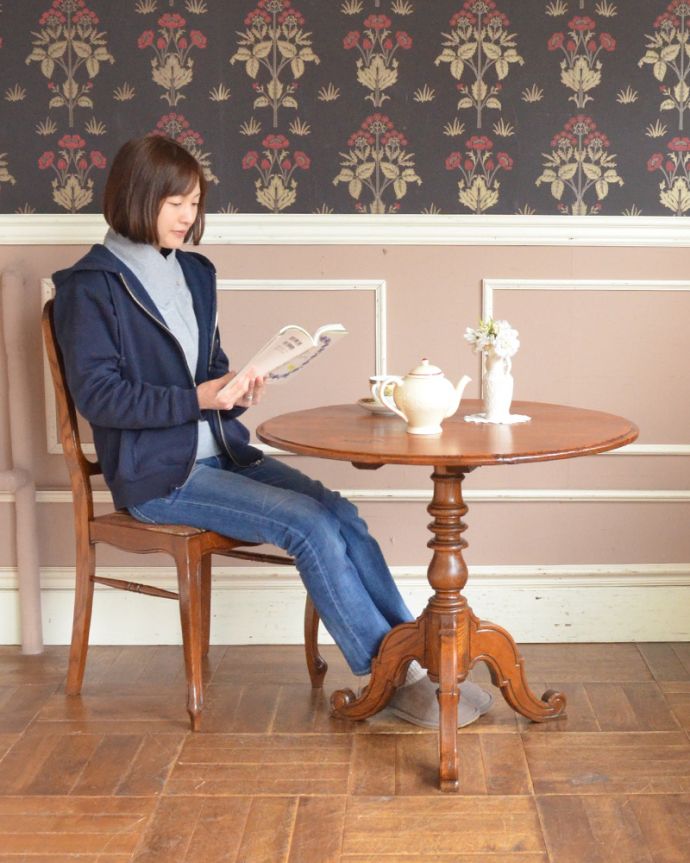 ロイドテーブル　アンティーク家具　丸い天板の可愛いアンティークのラウンドテーブル（ティルトップテーブル）。玄関で花器を飾ったり、ソファの前に持ってくれば、ちょうどいいサイドテーブルに。(m-594-f)