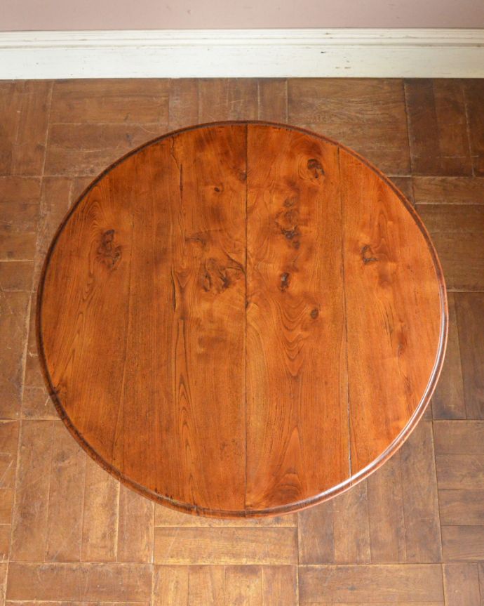 ロイドテーブル　アンティーク家具　丸い天板の可愛いアンティークのラウンドテーブル（ティルトップテーブル）。天板もピカピカにお直ししました。(m-594-f)