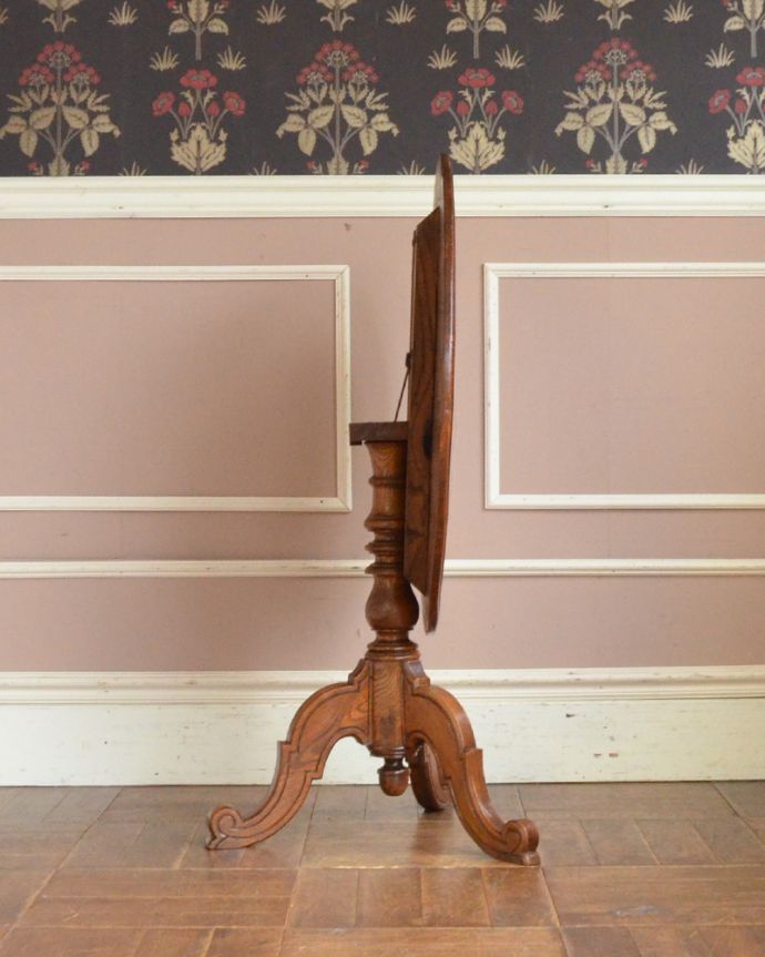 ロイドテーブル　アンティーク家具　丸い天板の可愛いアンティークのラウンドテーブル（ティルトップテーブル）。天板をこのように畳むことができます。(m-594-f)