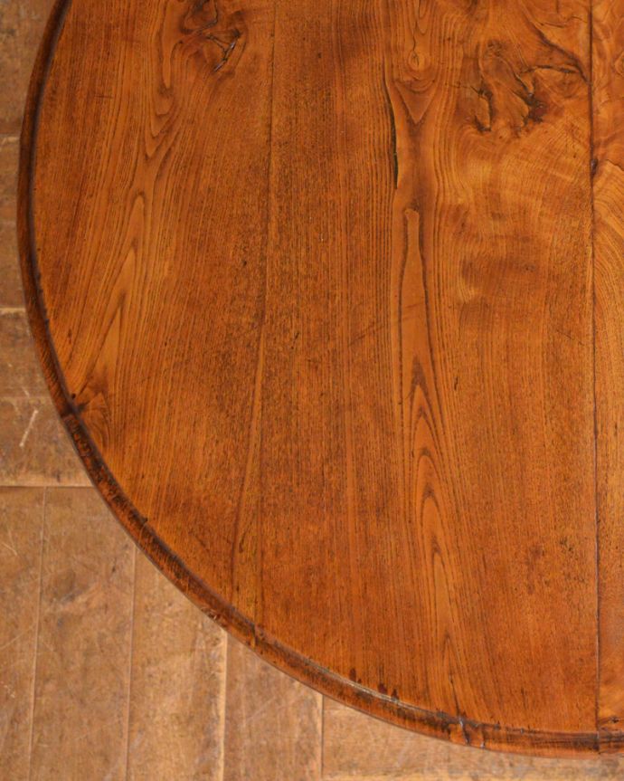 ロイドテーブル　アンティーク家具　丸い天板の可愛いアンティークのラウンドテーブル（ティルトップテーブル）。丸い天板だから角がないので、お子さまのいるご家庭にも安心です。(m-594-f)