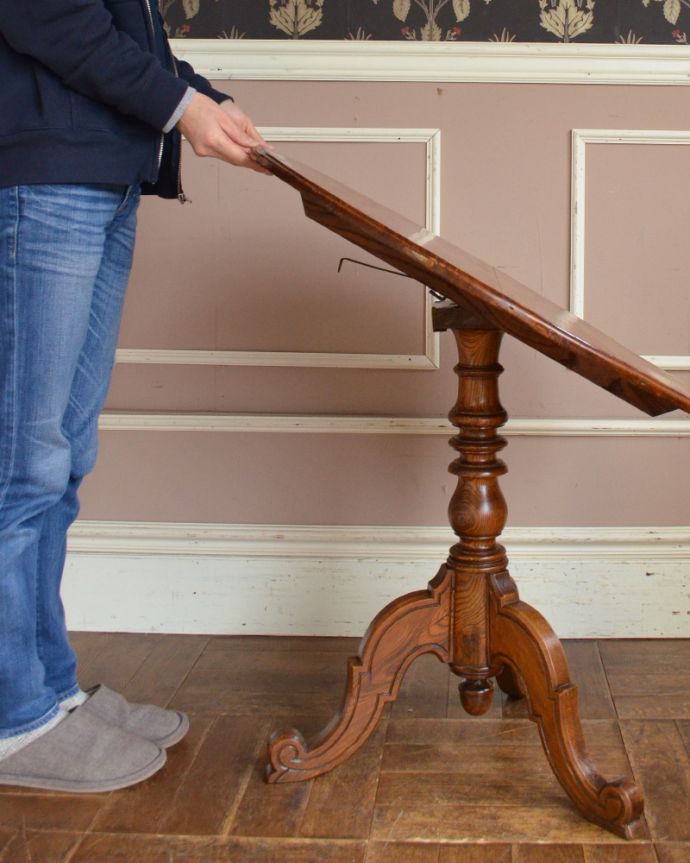 ロイドテーブル　アンティーク家具　丸い天板の可愛いアンティークのラウンドテーブル（ティルトップテーブル）。取っ手を引っ張りながら天板を倒して閉じてください。(m-594-f)