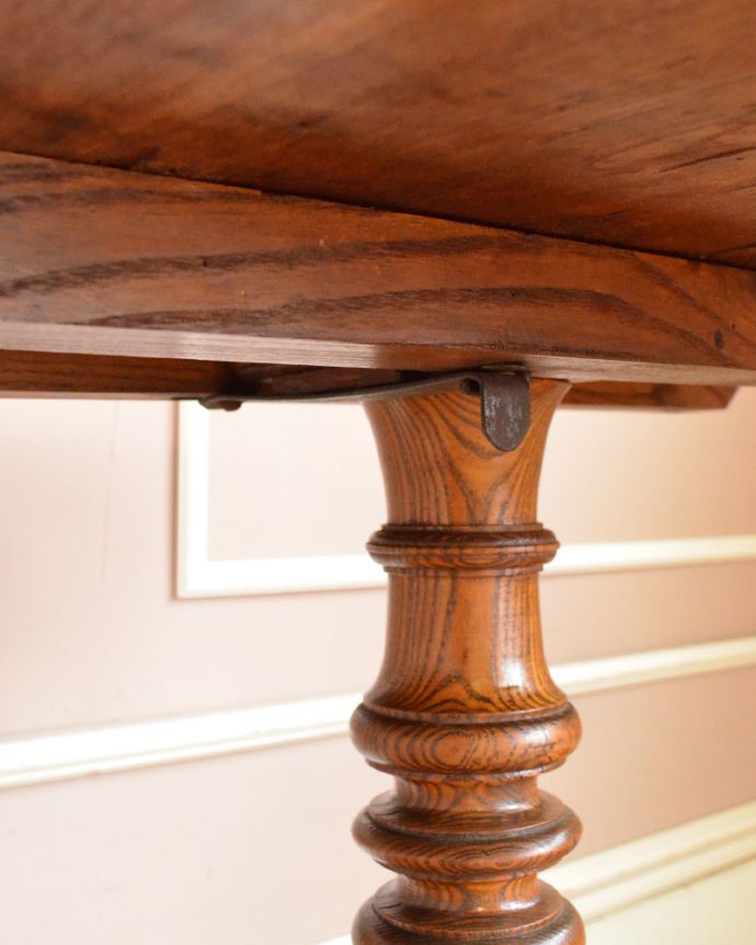 ロイドテーブル　アンティーク家具　丸い天板の可愛いアンティークのラウンドテーブル（ティルトップテーブル）。天板裏に金具が付いています。(m-594-f)