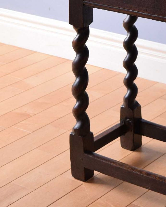 アンティークのテーブル アンティーク家具 ツイストレッグが美しい英国輸入家具、引き出し付きのアンティークオケージョナルテーブル。太めのツイストレッグが美しいデザインです。(m-596-f)