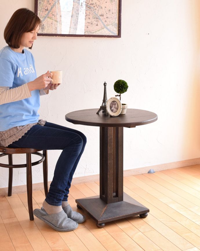 アンティークのテーブル　アンティーク家具　イギリス輸入のアンティーク家具、４本のコラム脚がお洒落なカフェテーブル。お茶やパソコンをするテーブルにピッタリ！使いたいときに使いたいところに持ってこられる気軽さが魅力です。(m-597-f)