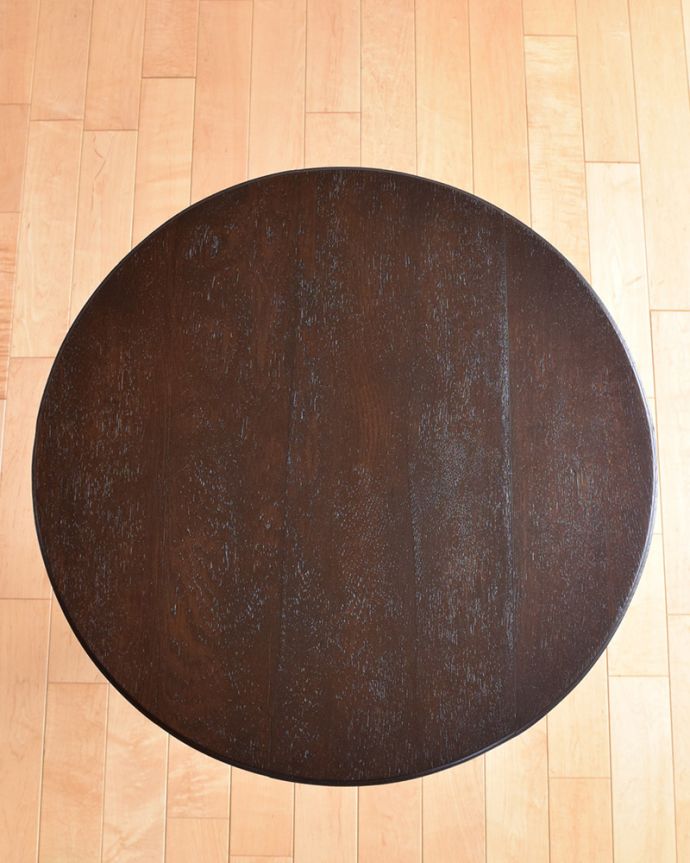 アンティークのテーブル　アンティーク家具　イギリス輸入のアンティーク家具、４本のコラム脚がお洒落なカフェテーブル。上から見ると、天板はこんな感じ。(m-597-f)