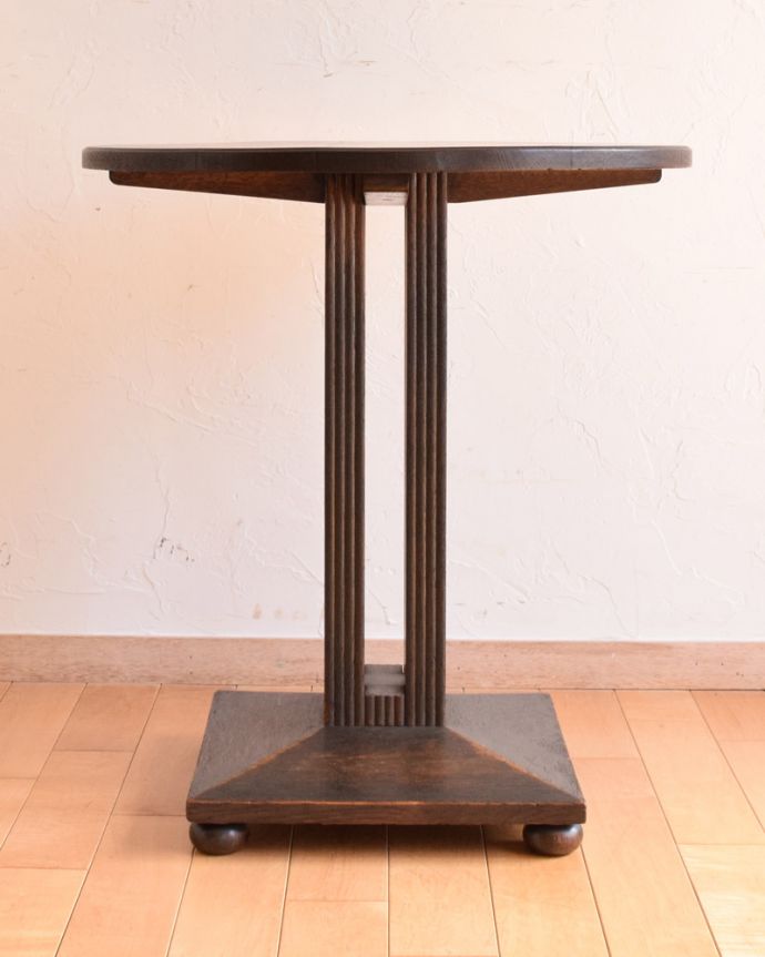 アンティークのテーブル　アンティーク家具　イギリス輸入のアンティーク家具、４本のコラム脚がお洒落なカフェテーブル。アンティークは新品ではないので、もちろん経年変化によるキズはありますが、専門の職人が目立たないようキレイにお直しをしていますのでご安心ください。(m-597-f)