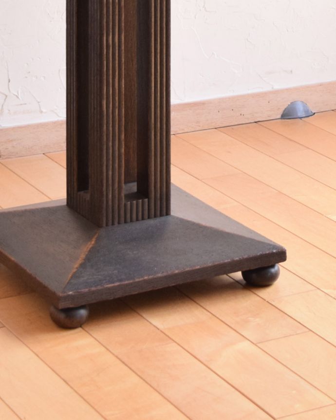 アンティークのテーブル　アンティーク家具　イギリス輸入のアンティーク家具、４本のコラム脚がお洒落なカフェテーブル。しっかりテーブルを支えます。(m-597-f)