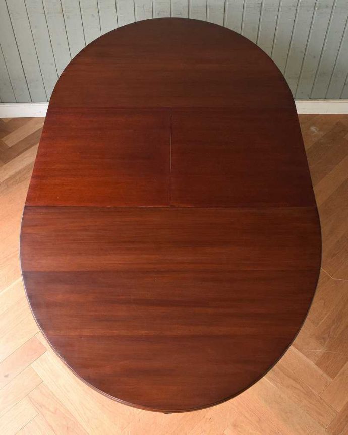 アンティークのテーブル　アンティーク家具　1910年代の英国輸入のアンティーク家具、クイーンアンスタイルのエクステンションテーブル。天板もピカピカにお直ししました。(m-599-f)