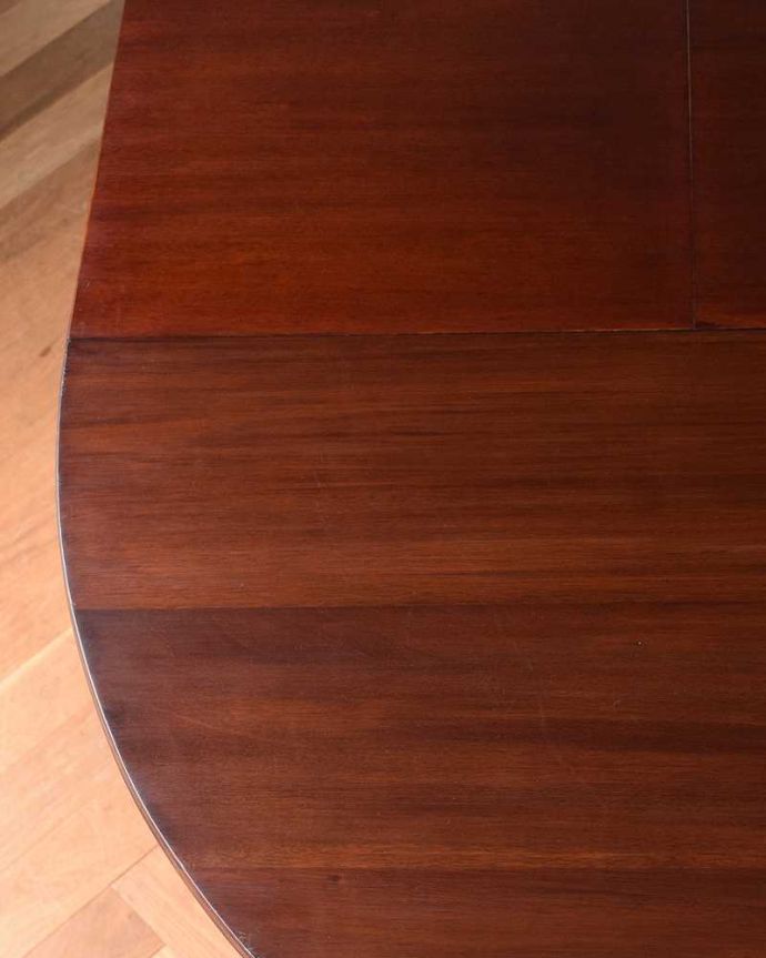 アンティークのテーブル　アンティーク家具　1910年代の英国輸入のアンティーク家具、クイーンアンスタイルのエクステンションテーブル。メンテナンスをしてありますので、つなぎ目も美しく仕上がります。(m-599-f)