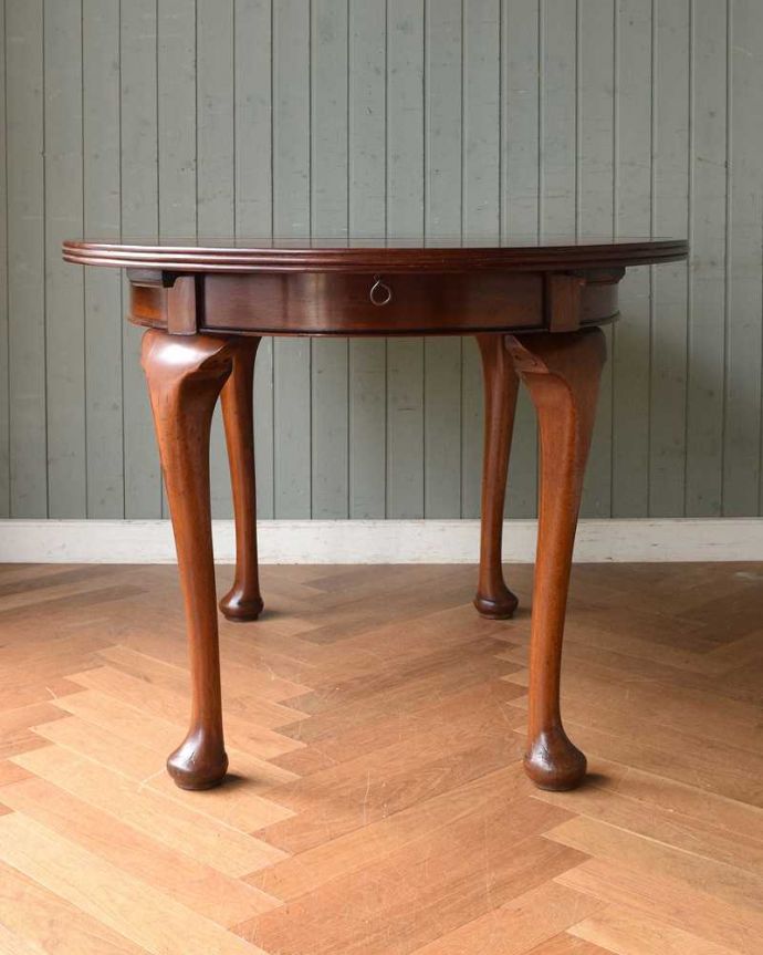 アンティークのテーブル　アンティーク家具　1910年代の英国輸入のアンティーク家具、クイーンアンスタイルのエクステンションテーブル。閉じるとコンパクトになるのでアパートや一人住まいの方にもオススメ！。(m-599-f)